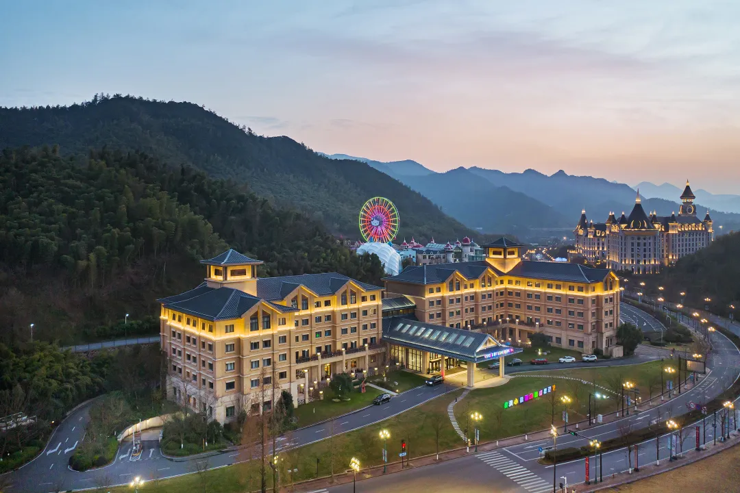 周末不加收【安吉银润小镇雷迪森维嘉酒店】399元住卡通房/标准房1间2晚连住+双人早餐等~