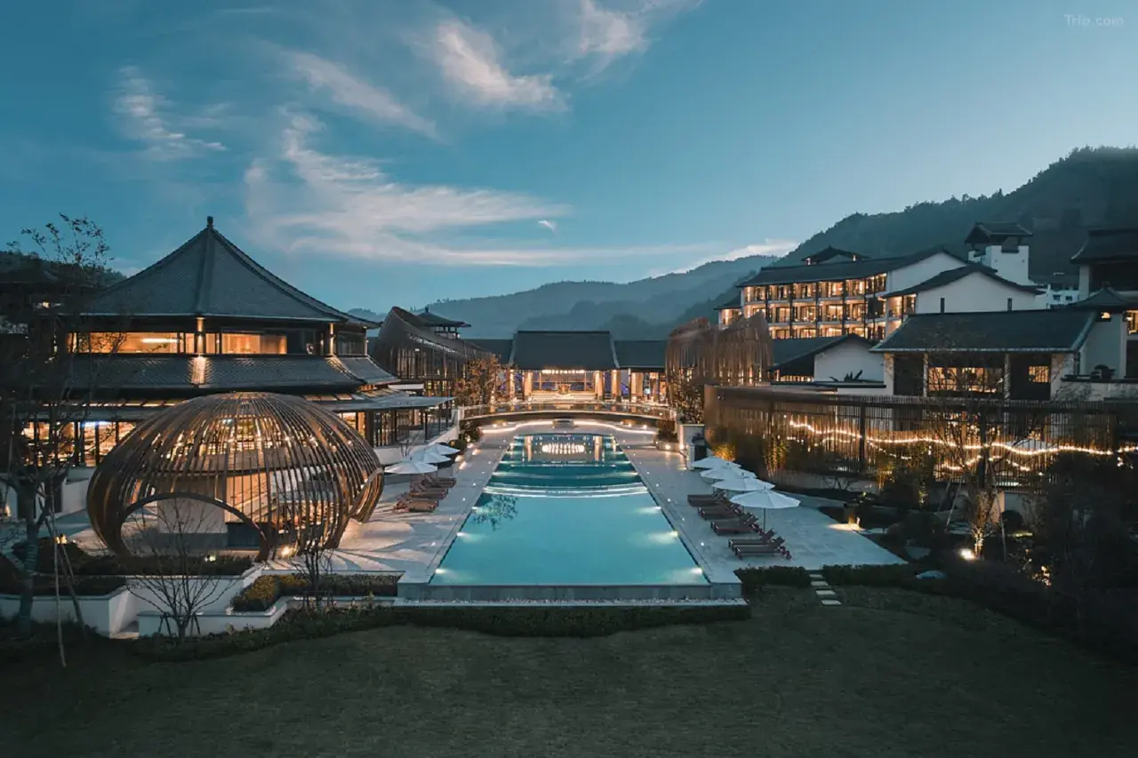 周末不加价【杭州临安】¥599住天目山都喜天丽度假酒店，入住精选园景双床房+含双早，山水间隐奢度假大作！！