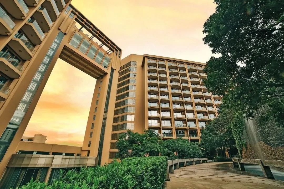 周末不加价【东莞】享豪华海鲜自助晚餐+儿童乐园、899元入住5星级东莞松山湖帝豪花园酒店园景房+私家浴缸+自助早餐，享受当季位上焗龙虾+榴莲，超多海鲜任选！！！