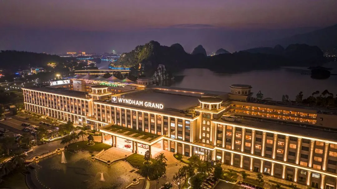 【肇庆温德姆至尊酒店】买1送1，1499元住酒店高级湖景泡池房，享户外矿泉+按摩池+戏水池、冲浪池+恒温泳池汗蒸室