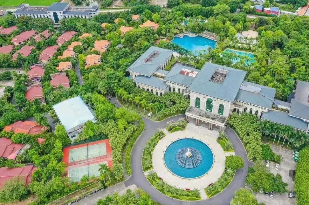 【清远聚龙湾温泉度假村】含自助早餐+晚餐，599元住酒店贵宾楼雅致双房，享无限次温泉+室内外泳池~