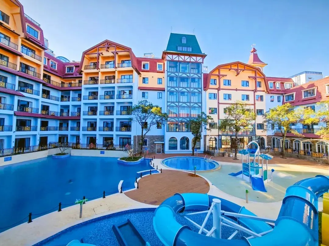 【深圳华侨城】赠晚餐+三人小火车+丛林穿越，￥911入住黑森林嘉途酒店奇趣亲子房+早餐，畅玩超900m²室内儿童乐园+4500m²丛林游乐场！