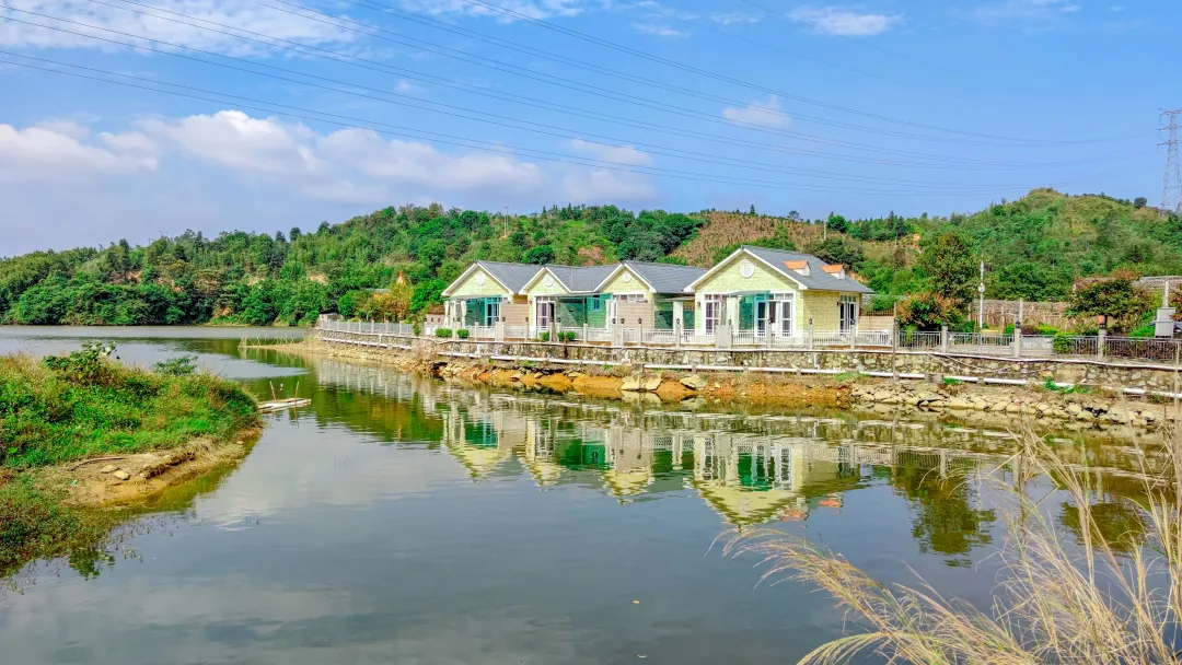 周末不加价！299元限时抢购清远亚婆田·白水寨假日酒店，住汤泉房（带私家泡池）+2大1小中式自助早餐+黎溪大瀑布门票