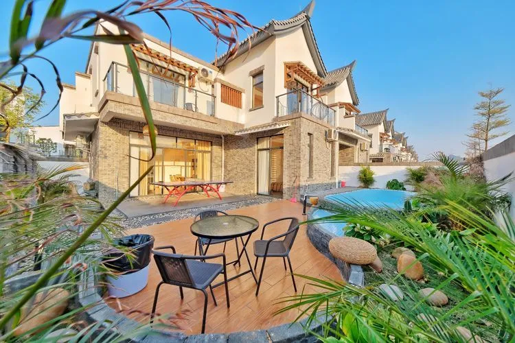 【品质为王!】优质管家服务 0投诉!保证有KTV!限时399元起抢购英德奥园心花小镇3房温泉主题别墅!赠送戏水池一池水 【品质为王!】优质管家服务 0投诉!保证有KTV!限时399元起抢购英德奥园心花小镇3房温泉主题别墅!赠送戏水池一池水