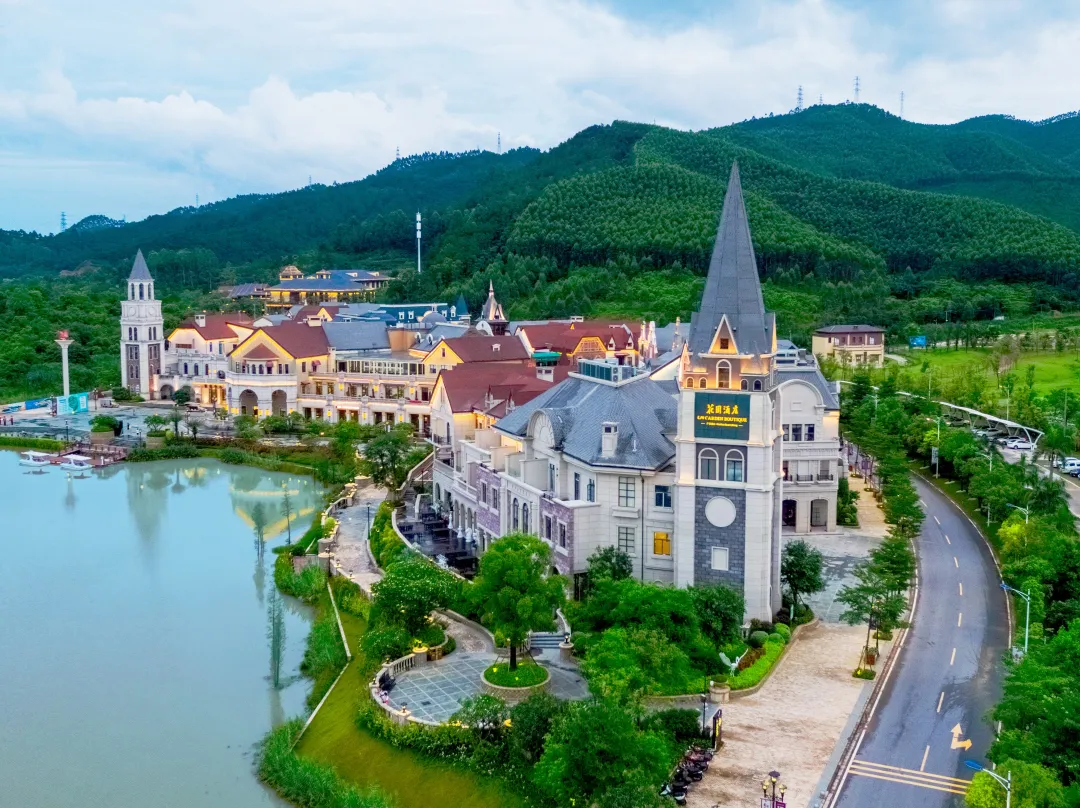 【双十一钜惠】528元抢【佛山美的鹭湖岭南花园精品酒店】,享花园酒店主楼·园景房(房间带浴缸)+双人自助早餐+无限次东南亚泰式半山汤谷或探索王国! 【双十一钜惠】528元抢【佛山美的鹭湖岭南花园精品酒店】,享花园酒店主楼·园景房(房间带浴缸)+双人自助早餐+无限次东南亚泰式半山汤谷或探索王国!