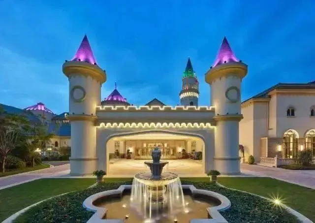 金秋特惠【英德】双人喀斯特汤泉门票+自助早餐￥488元住巧克力王国酒店，畅玩广东迪士尼！