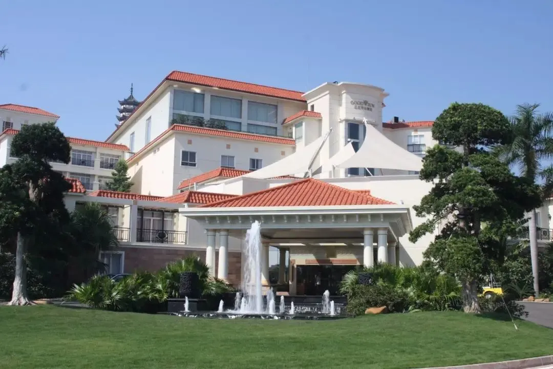 元旦春节无加收！双早+双自助晚【东莞·桥头三正半山酒店】¥599=园景区高级房1间1晚+2大2小自助早餐+自助晚餐 +无限次畅玩户外 2000 ㎡泳池、儿童欢乐堡，萌宝乐园！