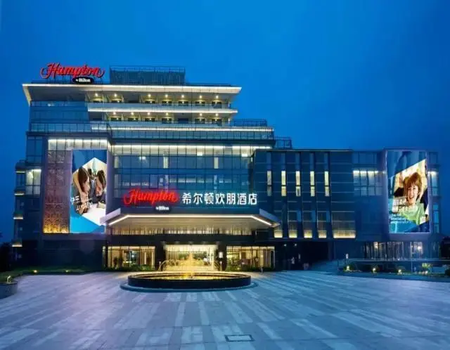 送听音湖游艇票【佛山西樵山希尔顿欢朋酒店】399元抢高级/舒适园景房+2大1小自助早+2张听音湖船票，游玩玩西樵山观心小镇，距离千古情仅1.4公里，3分钟车程！