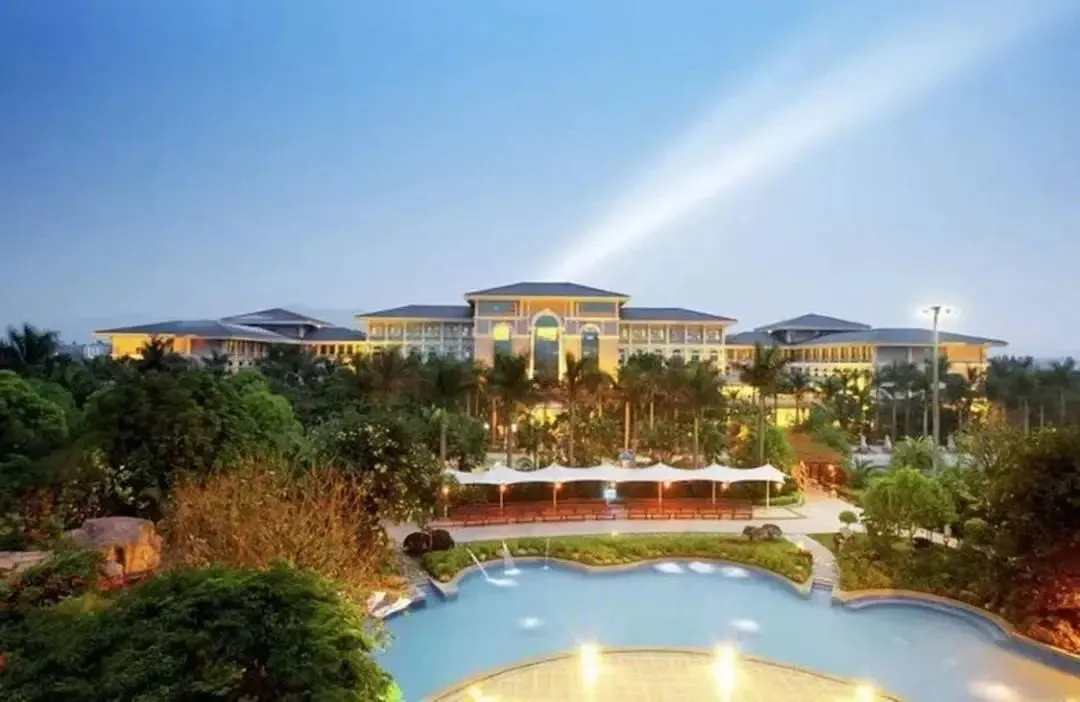 【清远聚龙湾温泉度假村】含自助早餐+晚餐，629元住酒店贵宾楼雅致双房，享无限次温泉+室内外泳池~