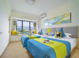 直播-周末无加收【佛冈假日温泉酒店】388元=2房1厅阳台套房+3大2小中西式自助早餐+无限次天然温泉&亲亲鱼疗&石板床+亲子活动（换装自由旅拍基地，森林氧吧漫步，网球/篮球场，欢乐头等舱影院时光，棋艺&c书法吧等）