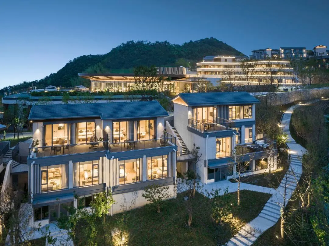 买1送1周末不加价【浙江衢州国颐芳草地度假酒店+正餐】￥698住芳草地大床房或心宿房1间2晚连住+自助早餐+常山贡面+呱呱乐园券！