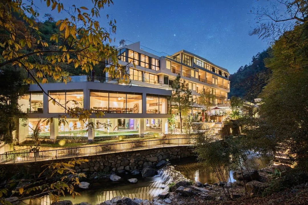 【安吉观音堂滑雪+安吉安蓝大溪度假酒店】¥799住诗风溪谷大床/双床1间2晚连住+溶洞汤泉，含早餐、水墨国画体验、儿童乐园等，未预约随时退！