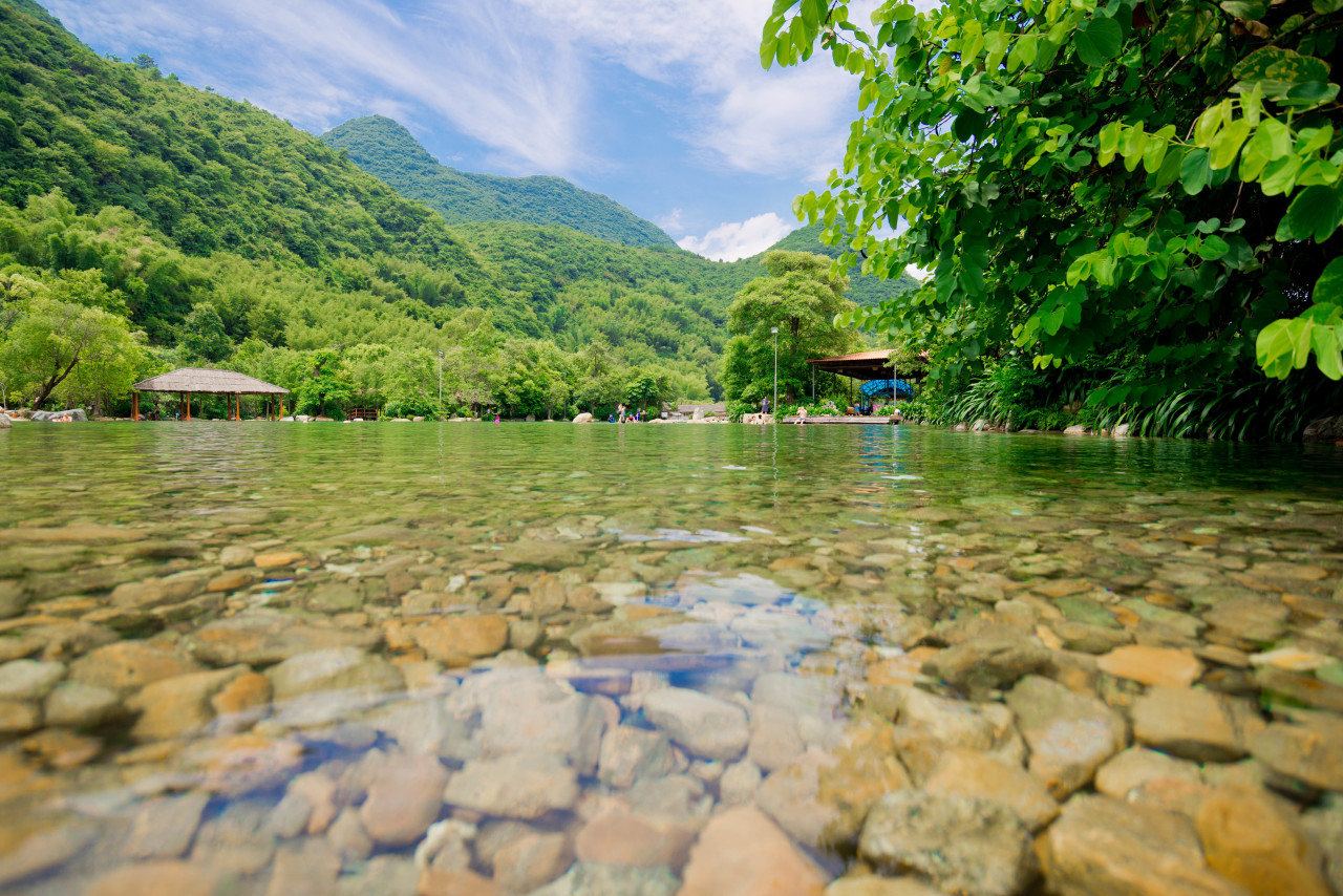 国庆一口价【冷泉滩&麓山兰居民宿】趁“热”出发仅需￥358享大床/双床房1间1晚+双人冷泉滩门票+双人早餐，畅玩21℃冷泉滩，住兰韵飘香的民宿，一起享受归园田居的生活~（有效期：9月28日-10月6日）
