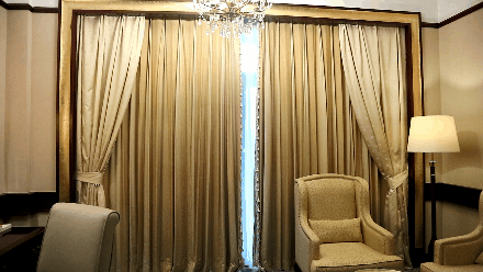 之床",房间内配置浪漫水晶吊灯自带森林景观的独立阳台五星级标准打造