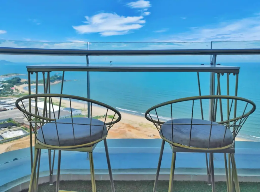 【周末一口价】双月湾虹海湾主题海景投影房+观浪大阳台+免费沙滩畅玩，下楼即到沙滩
