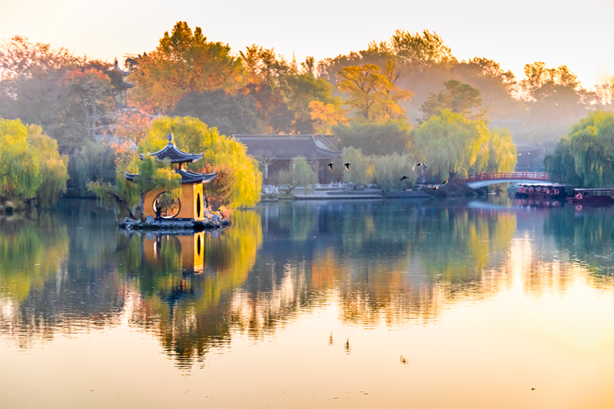 端午周末不加价【扬州天乐湖青山臻选温泉度假酒店+世博园及熊猫馆通票+嬉乐谷亲子门票】699元住主题亲子房1晚，含早餐+酒店动物园+儿童乐园等，未预约随时退！